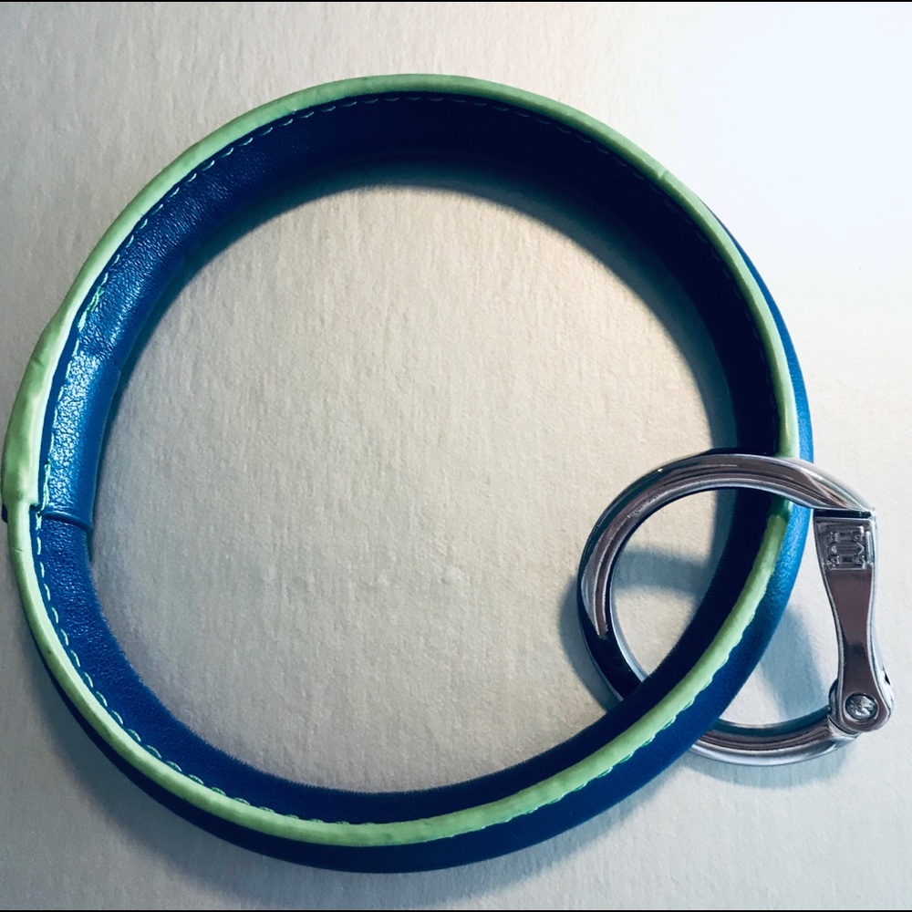 O-Venture Big O keyring in navy with green trim